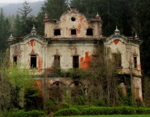 themacabrenbold - The Red #House – Italy’s Most #Haunted...