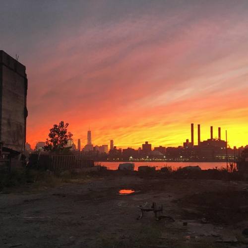 Urban Decay. Lonely Chair and Manhattan Skyline. Greetings from...