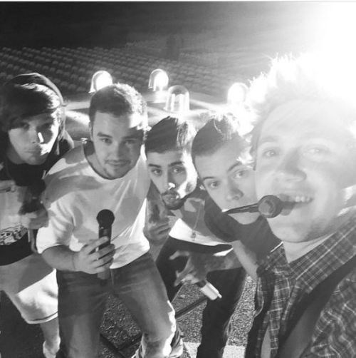 littleblackdress93 - One Direction OT5 Selfie