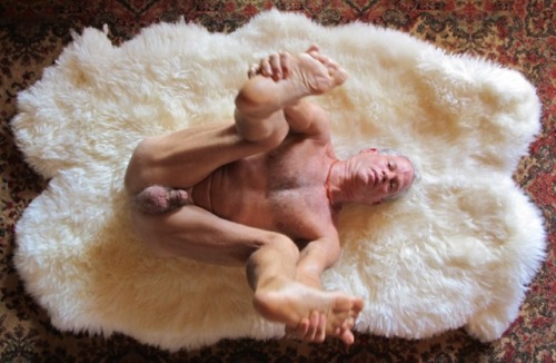 a-silversurfers-gay-life:I like to pull my legs up so my ass...