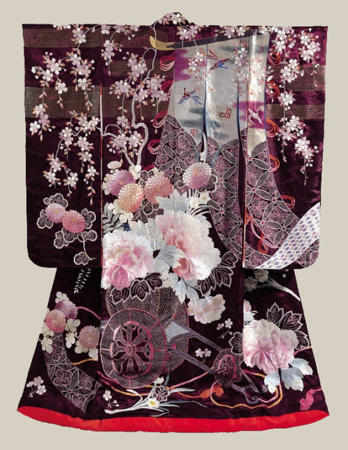 thekimonogallery - Wedding kimono (uchikake) from early 20th...