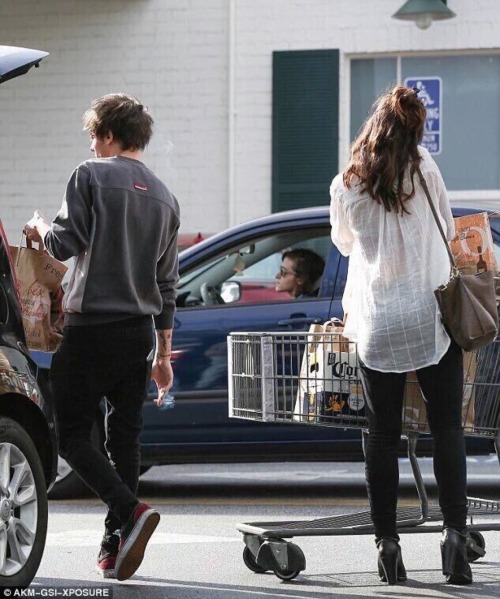 daniellecampbellbr:Danielle e Louis dia 15/01 fazendo compras...