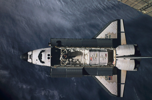 photos-of-space - View of the approach of the STS-79 orbiter...