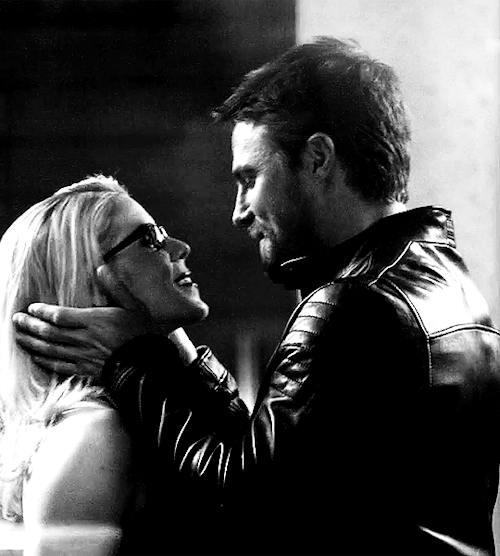 lucyyh - Oliver x Felicity 06x06; black and white.