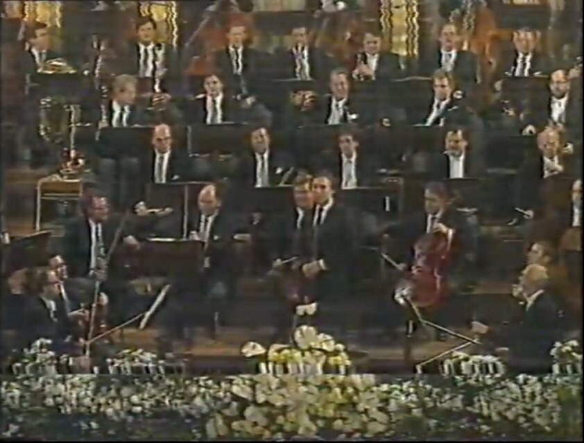 ‪Navidad’87 🎄 Feliz Inicio de 1988!!! A las 12:15 (tve1) ha comenzado la retransmisión del Concierto de Año Nuevo , desde Viena 🇦🇹 Este año, el director es Claudio Abbado (54)(It) 🇮🇹 Un concierto absolutamente vibrante #v0101888‬