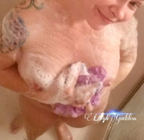lillybgoddess - Morning shower time….while Daddy starts snapping...