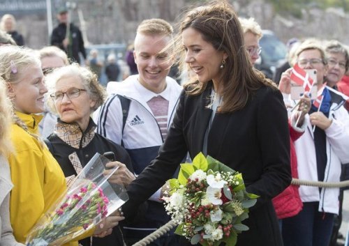 drubles-bestgum1 - Crown Princess Mary of Denmark at Forum...