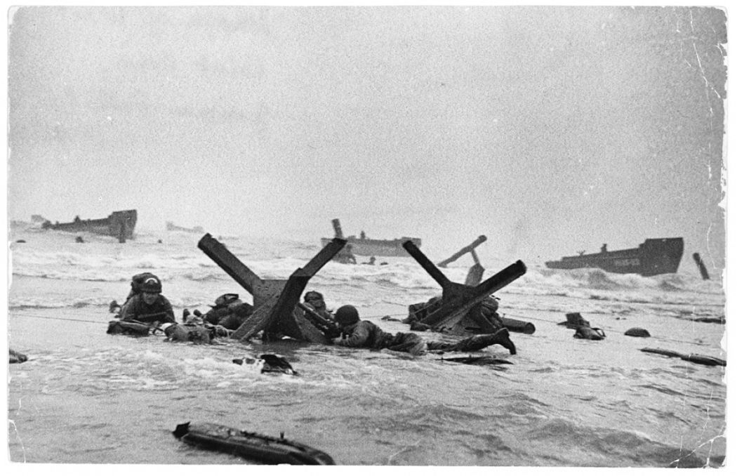 Robert Capa. Les troupes américaines à l’assaut d’Omaha Beach le jour du débarquement, Normandie, France, 6 juin 1944
