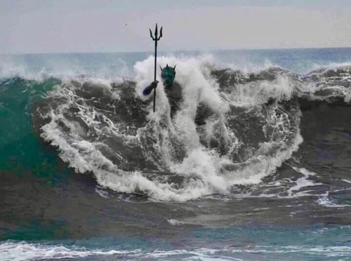 sixpenceee:Epic picture of wave crashing into the statue of...