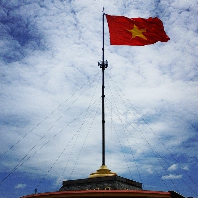 The flag of Vietnam in the former DMZ on the 17th parallel demarcation line that seperated North from South for 22 years. #vietnam #DMZ (at Đông Hà City)