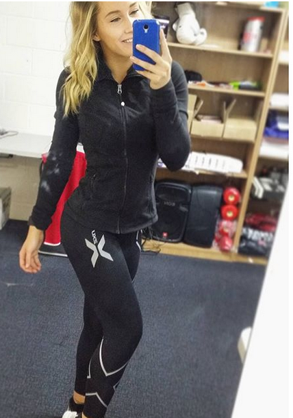 2xugirls - Personal Trainer taking a selfie in her black 2XU...