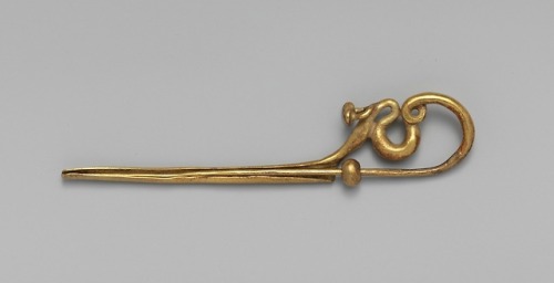 Gold serpentine fibula (clothing pin)Etruscan, Geometric...