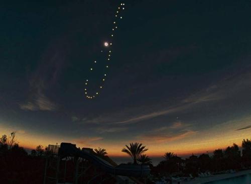 awesomeness2 - sixpenceee - The sun photographed from the same...
