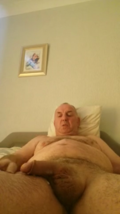 xover60enni - kingisbacktotown - Horny daddy big cock from UK...