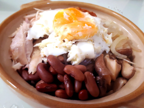 e-ziara - Bibimbap! ʚ♡(ू•ᴗ•ू❁)Homemade kimchi, chicken, onions,...