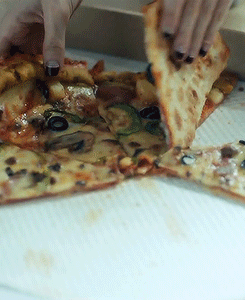 kpoptrollogy:proper way to eat pizza