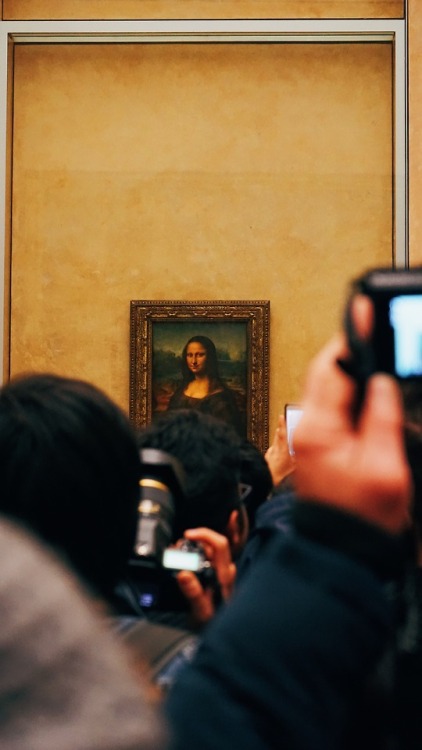 wanderlusteurope - Capturing the Mona Lisa at the Louvre, Paris