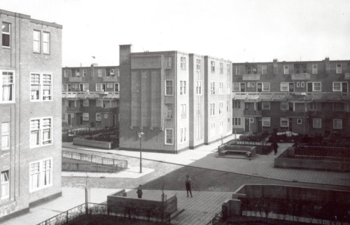 germanpostwarmodern - Justus van Effencomplex (1922) in Rotterdam,...