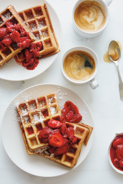 guardians-of-the-food - Waffles with Strawberry Rhubarb Compote