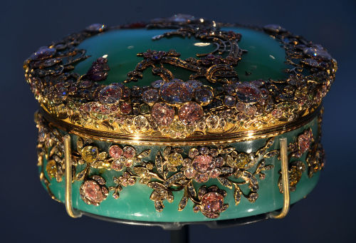 seaymph - Snuffbox made of chrysoprase, gold, stones and...