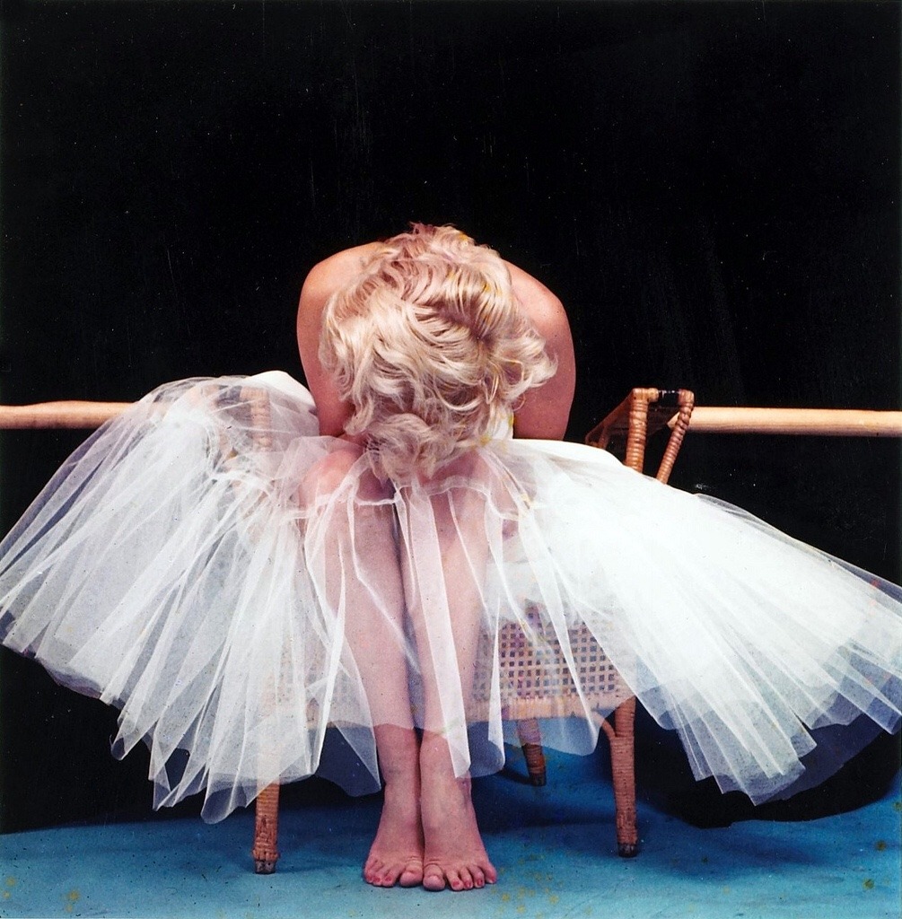 One from the so-called “Ballerina” series. I’ve posted a few before (they are all tagged as “marilyn ballet”). Marilyn Monroe photographed by Milton Greene in 1954.