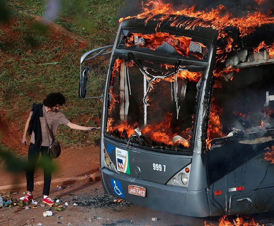 internetbynight:
“A man lights up his cigarette with the flames of a bus burned by anti-government demonstrators in Brazil
”
