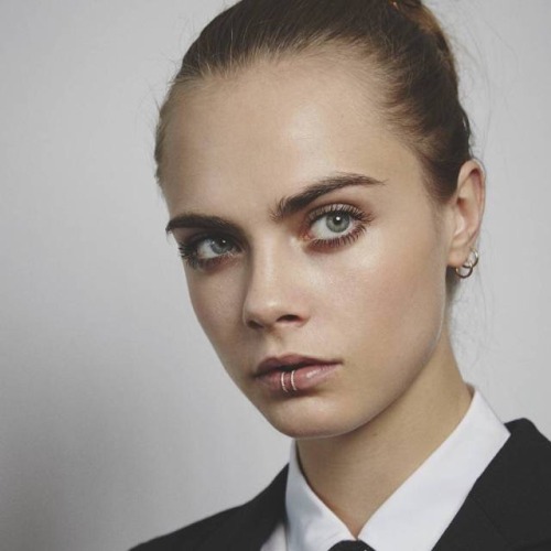 Cara Delevingne wearing YSL makeup for her speech at the Women...