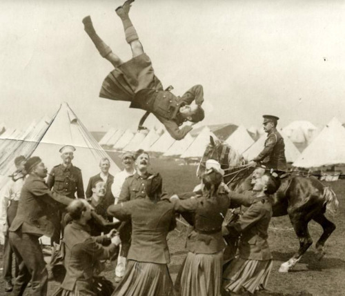 willigula - Scottish soldiers toss a comrade in the air, 1915