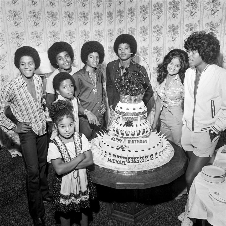  Michael Jackson celebrating his 16th birthday with his brothers and sisters in Las Vegas, 1974. 