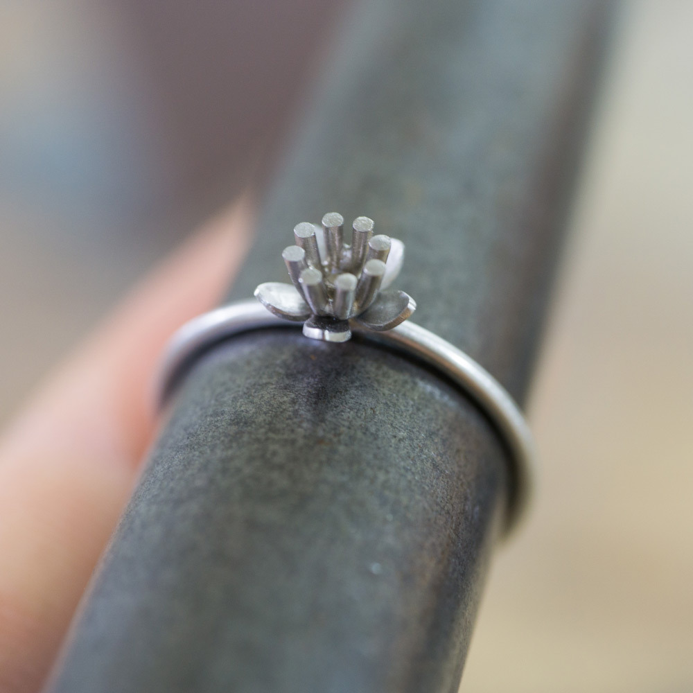 ジュエリーの制作風景　お花の指輪　プラチナ　屋久島でつくる婚約指輪
