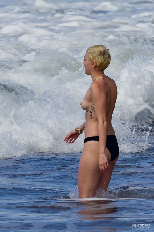 toplessbeachcelebs - Miley Cyrus (Singer) swimming topless in...