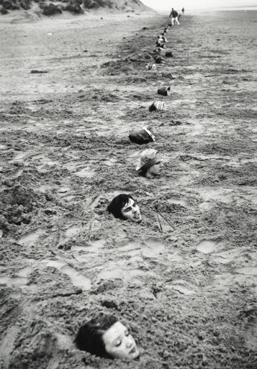 regardintemporel - Keith Arnatt - Liverpool Beach Burial, 1968