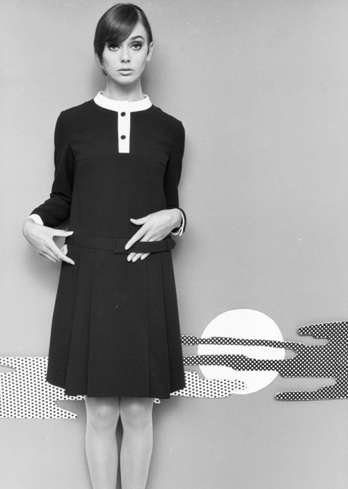 the60sbazaar - Ina Balke modelling a shift dress (1967)