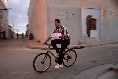 sonofaodh - Cuba, 1997.Photo by Abbas
