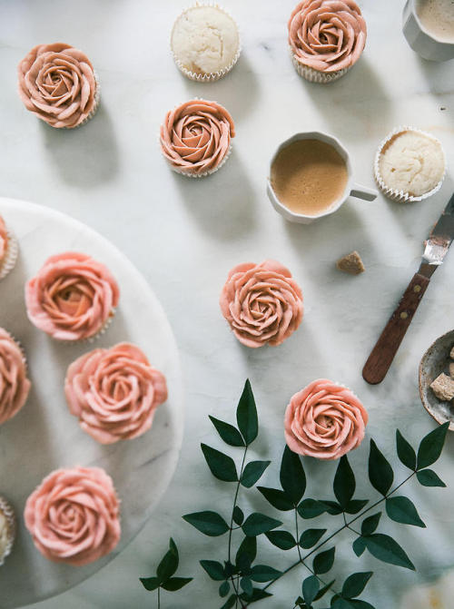 sweetoothgirl - CAPPUCCINO-FLAVORED ROSE CUPCAKES