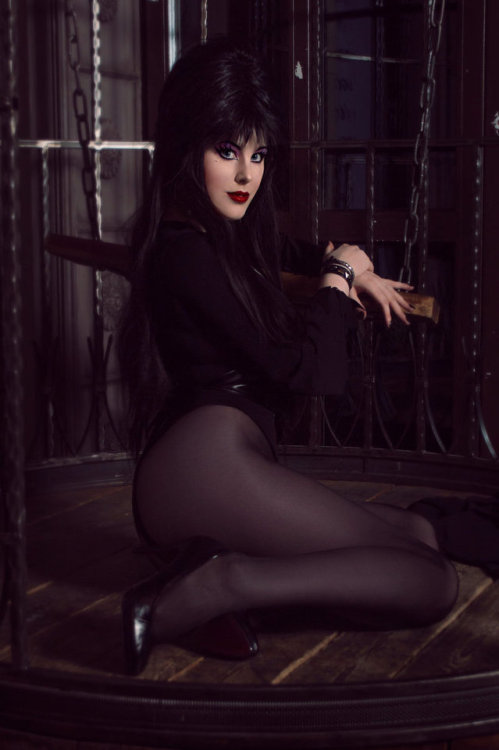 hotcosplaychicks - Elvira - Mistress of the Dark by...