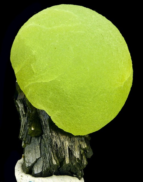 geologyin-blog - Aesthetic specimen of green prehnite ball with...