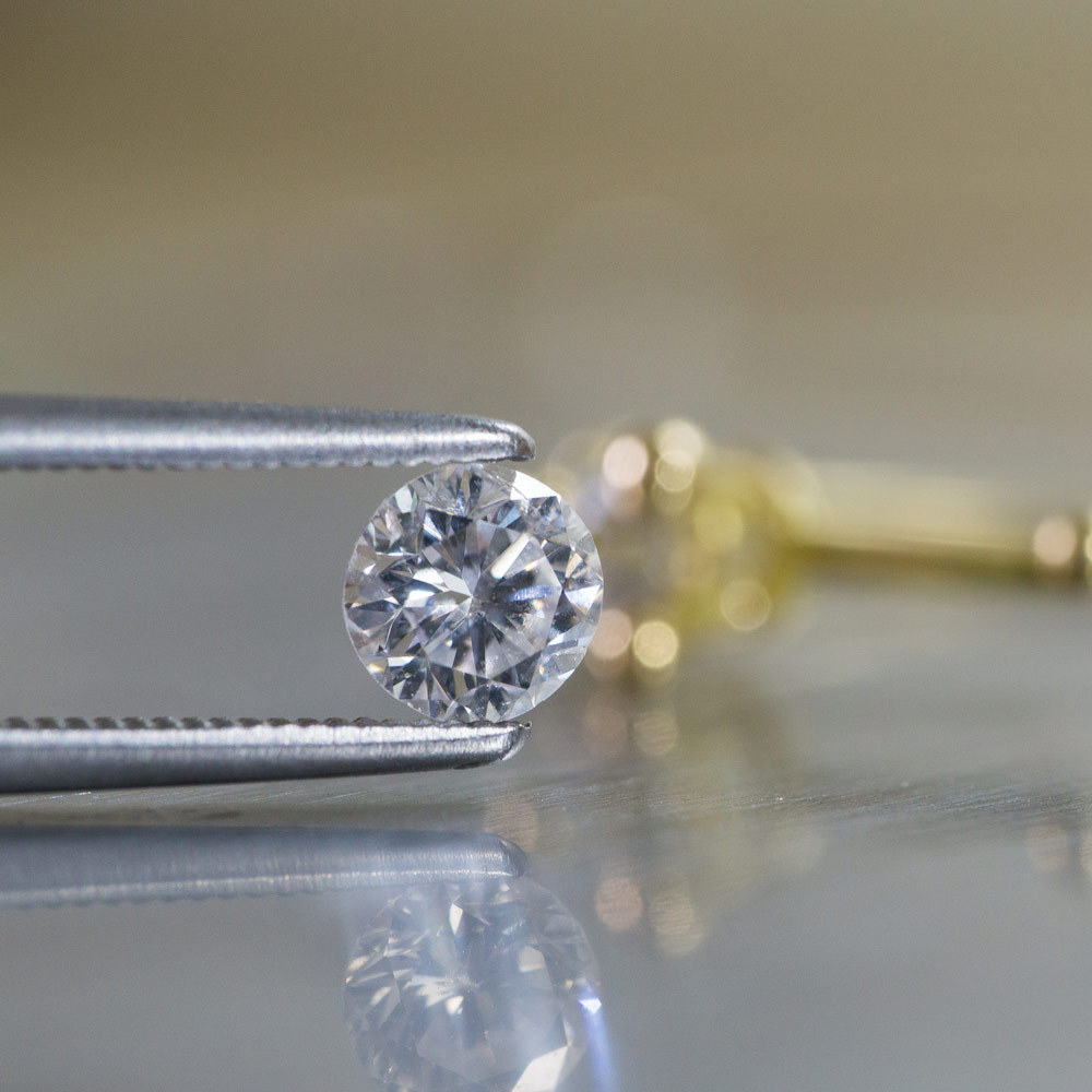 ダイヤモンド　その奥にゴールドの指輪　婚約指輪の制作風景