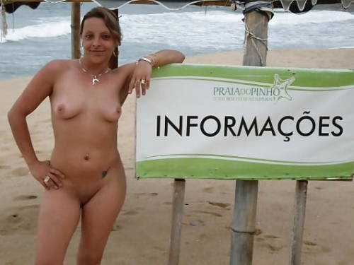 morningstarnaturistclub - Nudista brasileira ao lado da placa de...