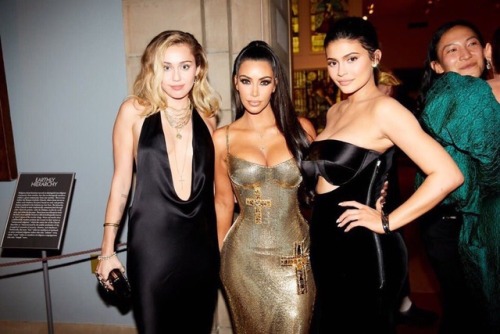 kimkardashianwestvogue - Miley Cyrus, Kim and Kylie at Met Gala...