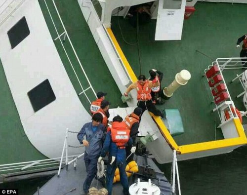 [朝鮮日報]旅客船沈没　生存者たちの証言によると、「左に傾いた感じ」がしたセウォル号の乗客に対し、船から脱出するようアナウン...