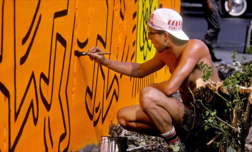 twixnmix:Keith Haring painting a mural on Houston Street and...