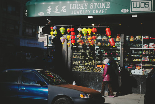 “here comes the sun”chinatown, nyc.(Fuji X-T1)