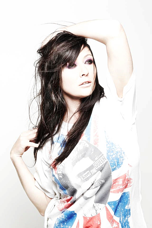 Shannen Doherty in a Sex Pistols t shirt…..Oh yeah!