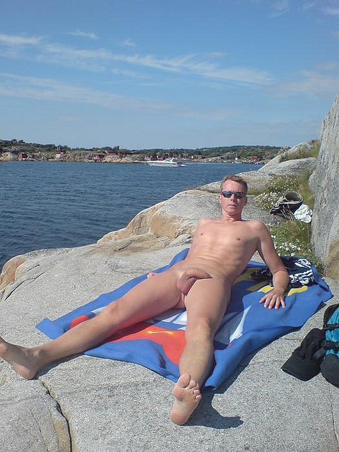 dudes-naked - nudeflikker - feel free…be nudeReblog from...