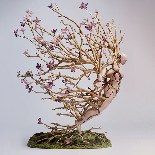 wingmyweibeifong:thedesigndome:Exquisite Figurines Depicting...