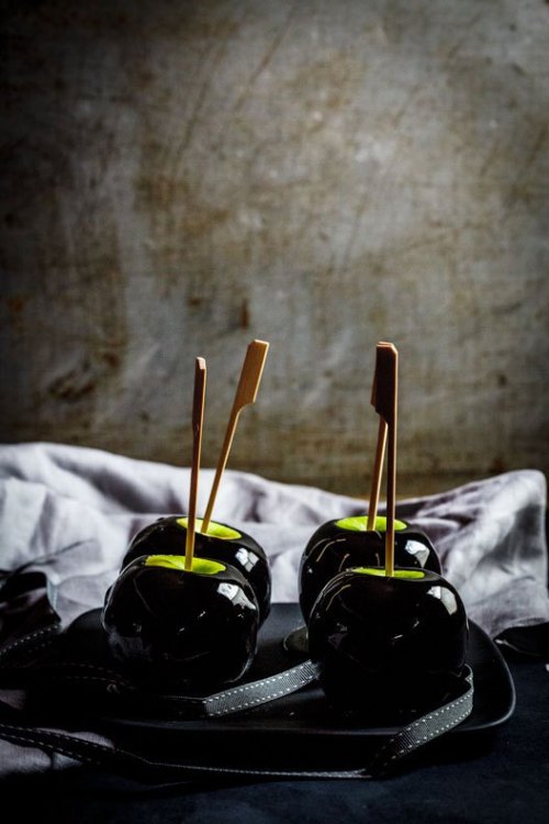 sweetoothgirl:POISON TOFFEE APPLES FOR HALLOWEENWow!