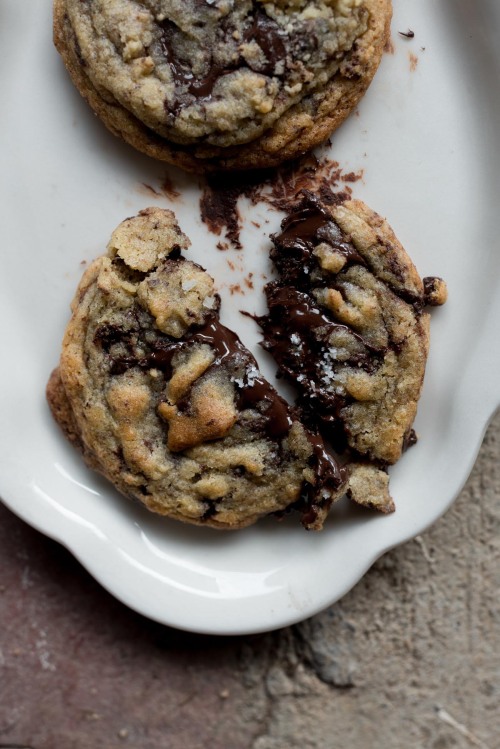 sweetoothgirl:CLASSIC CHOCOLATE CHIP COOKIES