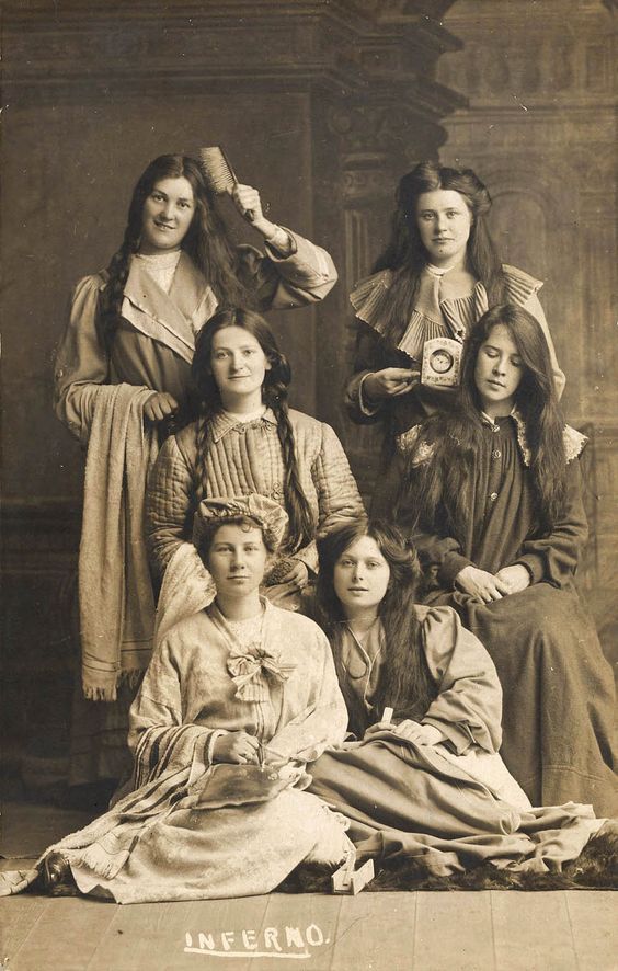 ladylabsinthe:
â1800s
â
Portrait of ladies with a clock & hairbrush
V-j-f