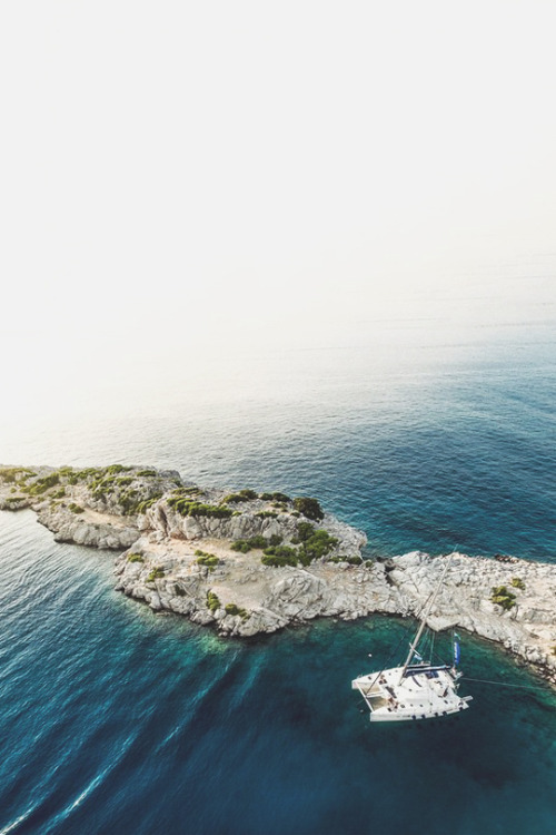 avenuesofinspiration:Sailing in Paradise | Source © | AOI